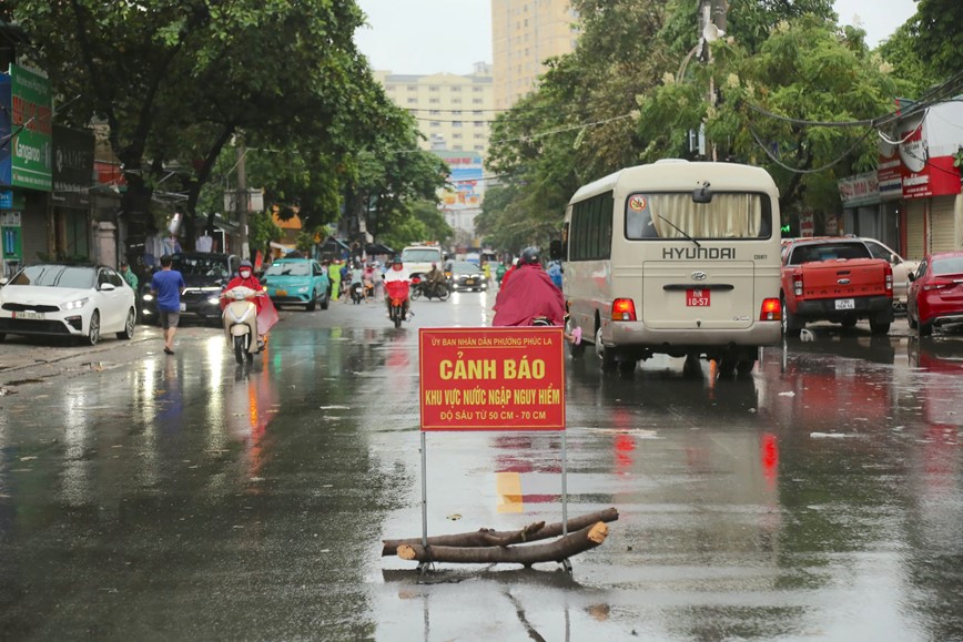 Ha Dong: nhieu tuyen duong ngap sau, giao thong te liet - Hinh anh 15